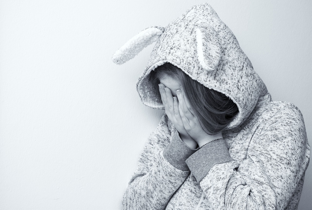 Clinician diagnosing trauma and depression in immigrants.