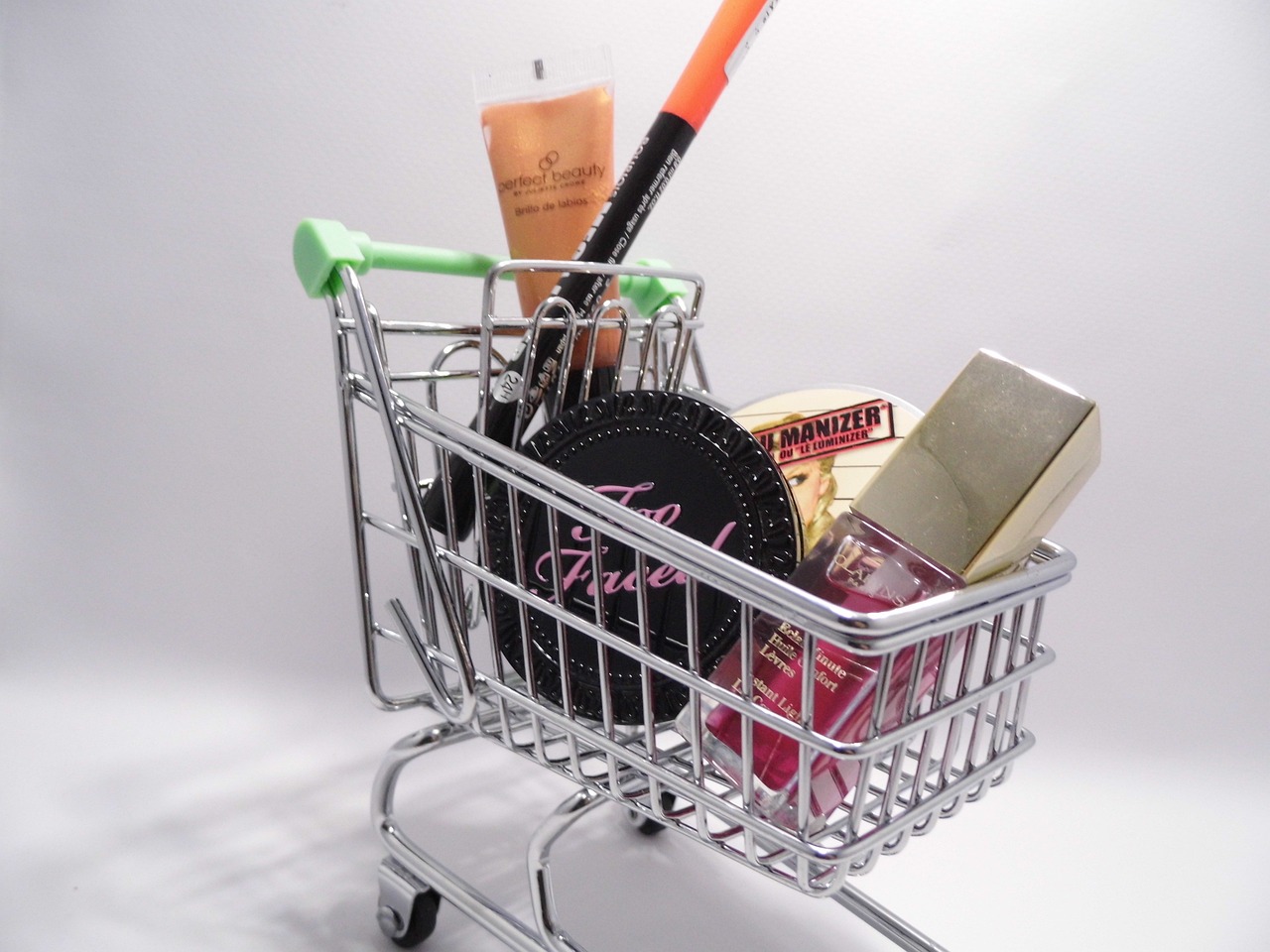 Mobile shopping growth hits 52.5% of US online sales.
