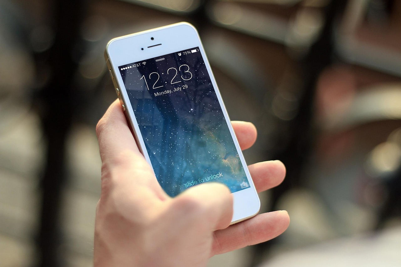 Recruiter texting hospitality candidates via mobile platforms.