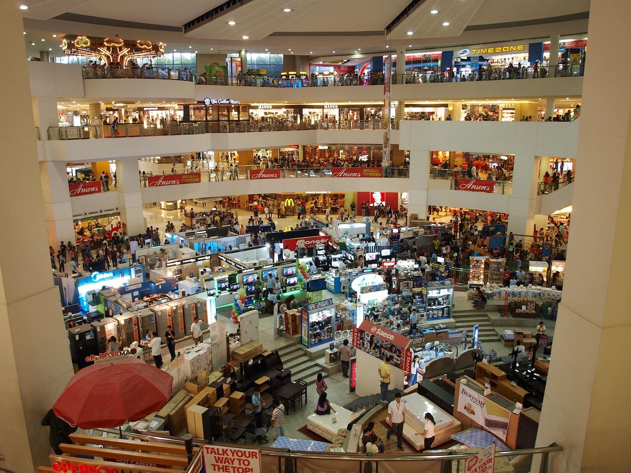 Mango Stylist vs other AI retail assistants 2025 comparison.