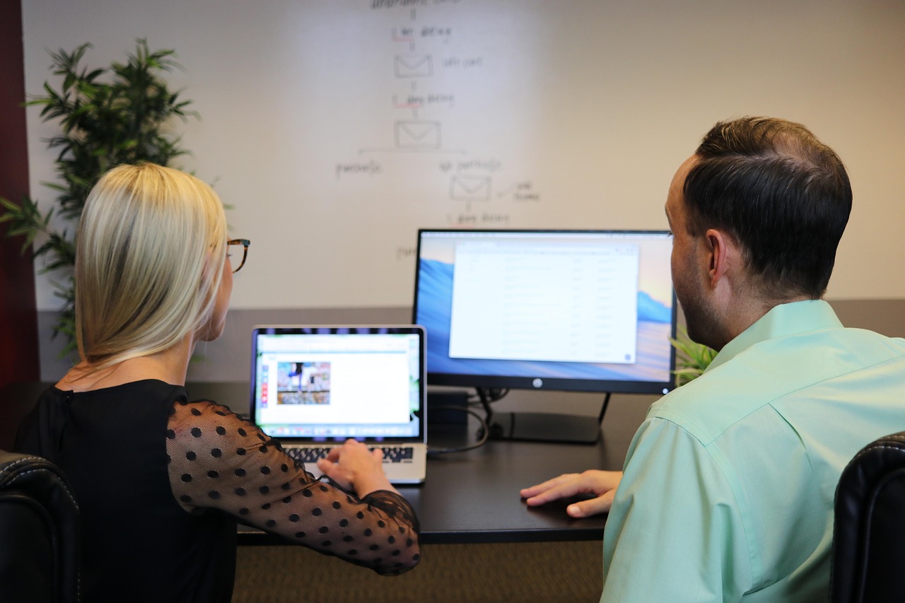 Navigating competitive marketing job market with digital skills.