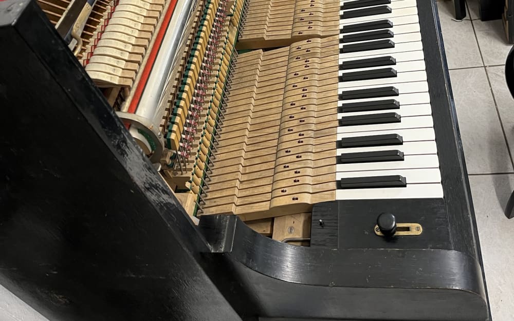 Detail mechaniky pianina Anton Proksch s klaviaturou zboku