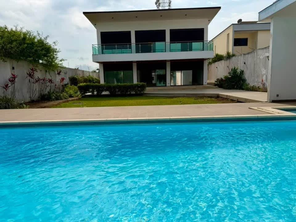 Superbe Villa Moderne à Louer – Abidjan, Cocody - Vue 1