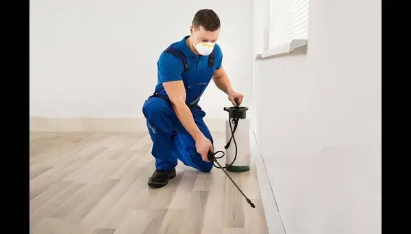 un technicien en plein traitement contre les nuisibles 