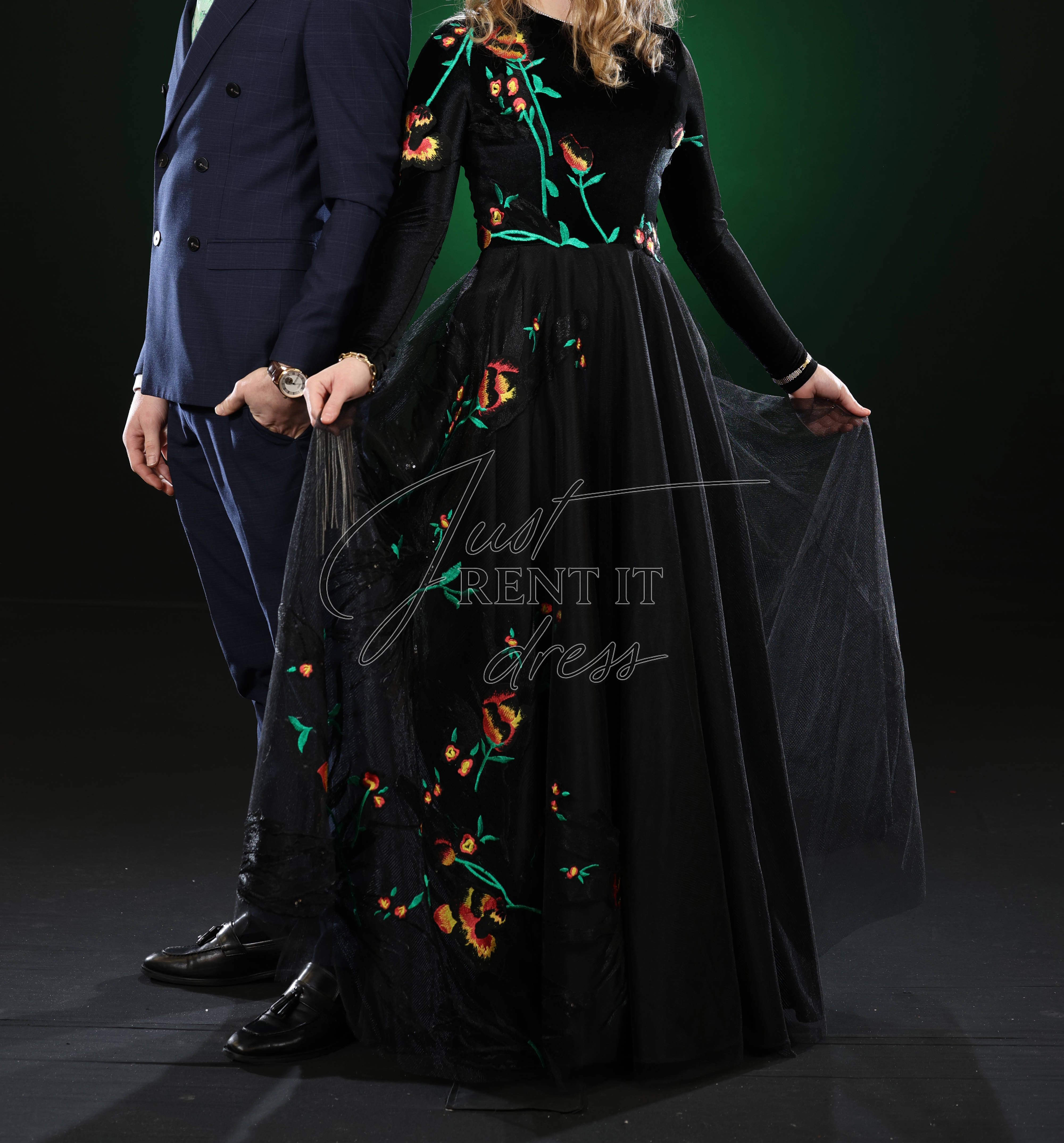 שמלה שחורה עם פרחים רקומים