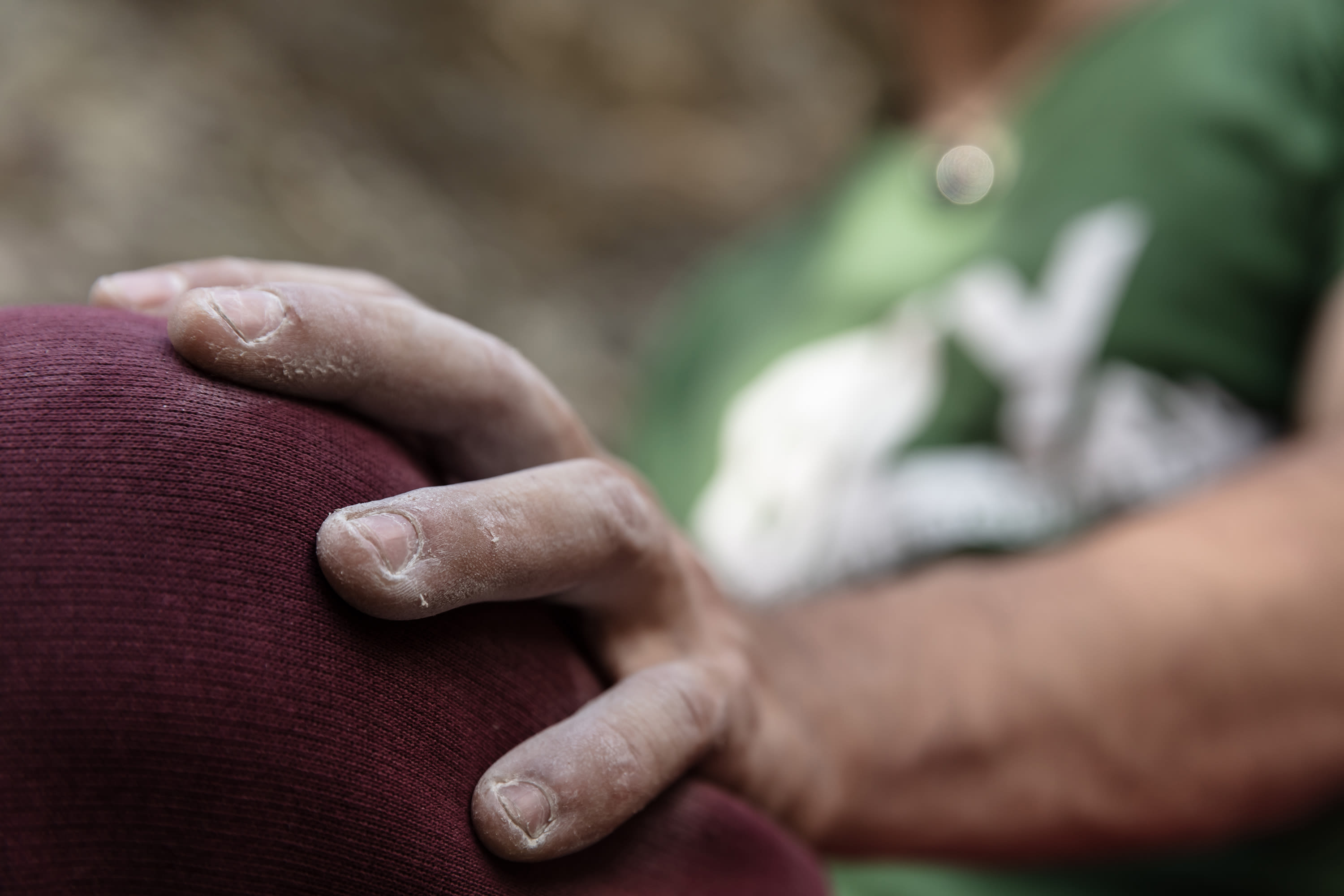 Bouldern_ Hand am Fels