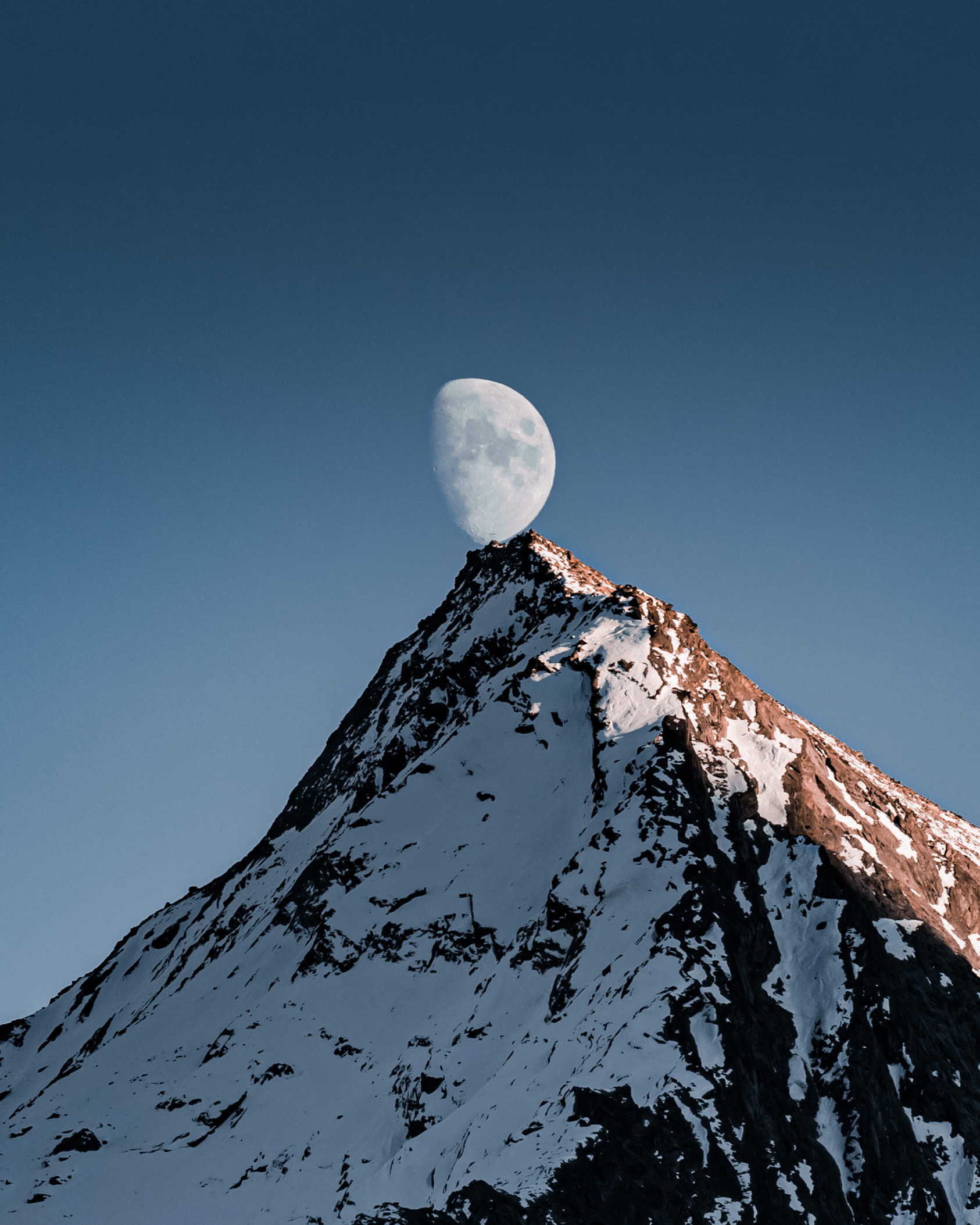 Landschaftsbild Berg mit Mond