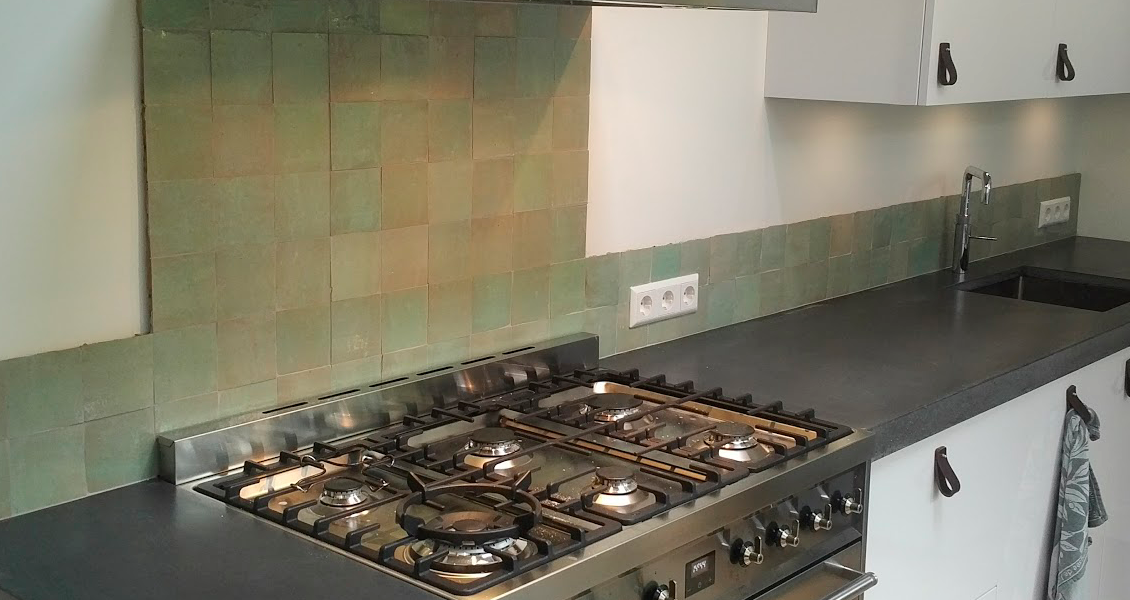 Zellige en el frente de la cocina