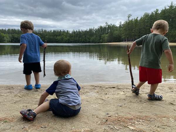 3 toddlers in water sandals