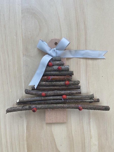 the complete nature craft Christmas tree my toddler did