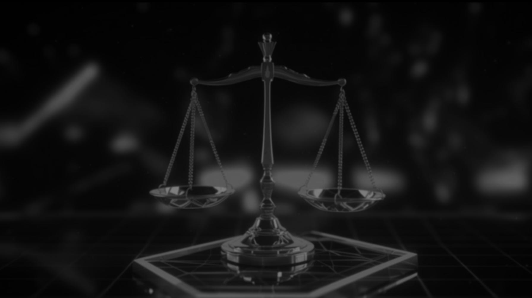 Imagem preto e branco da balança da justiça em fundo escuro