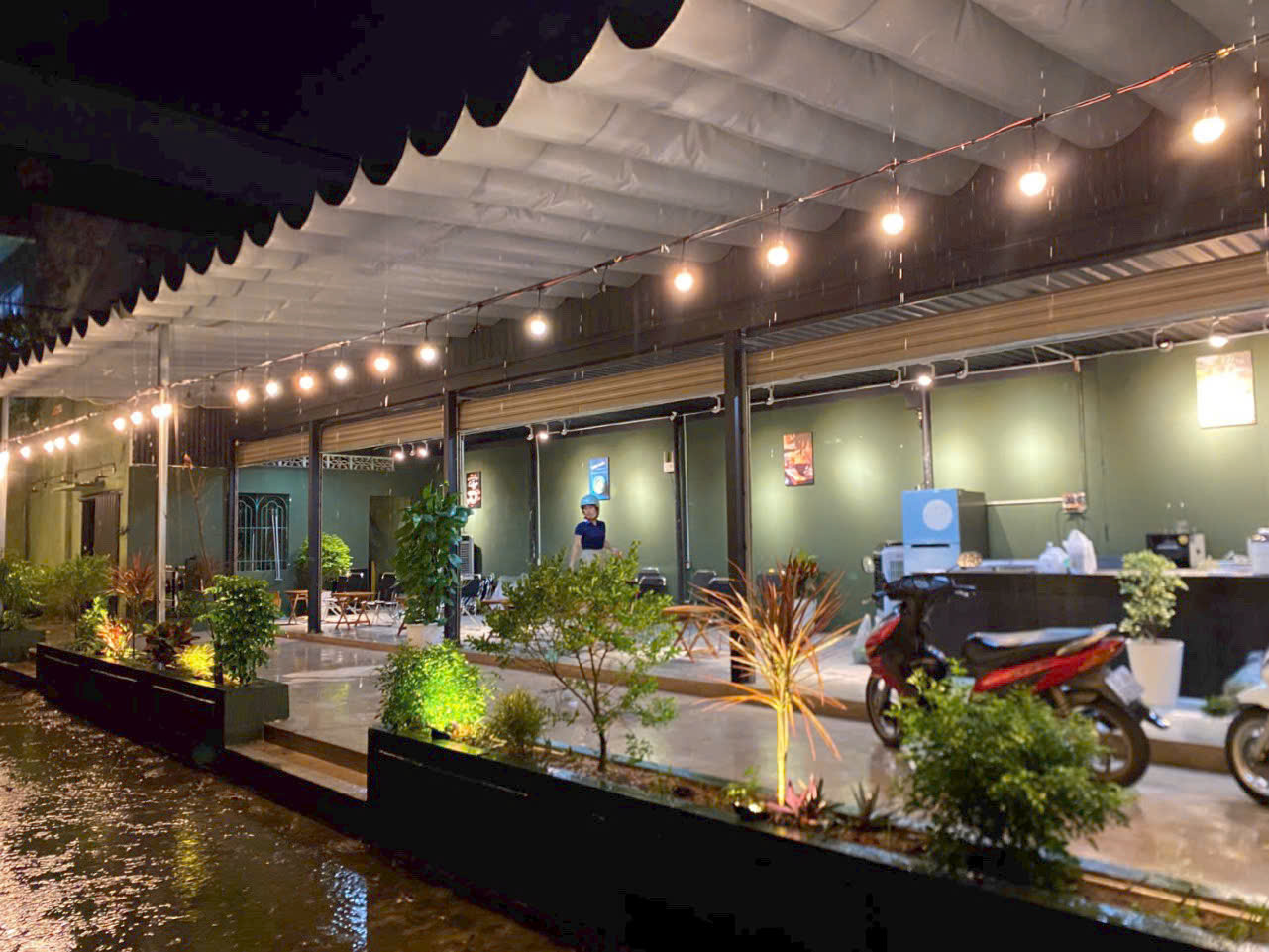 Không gian ngoài trời Hương Cafe