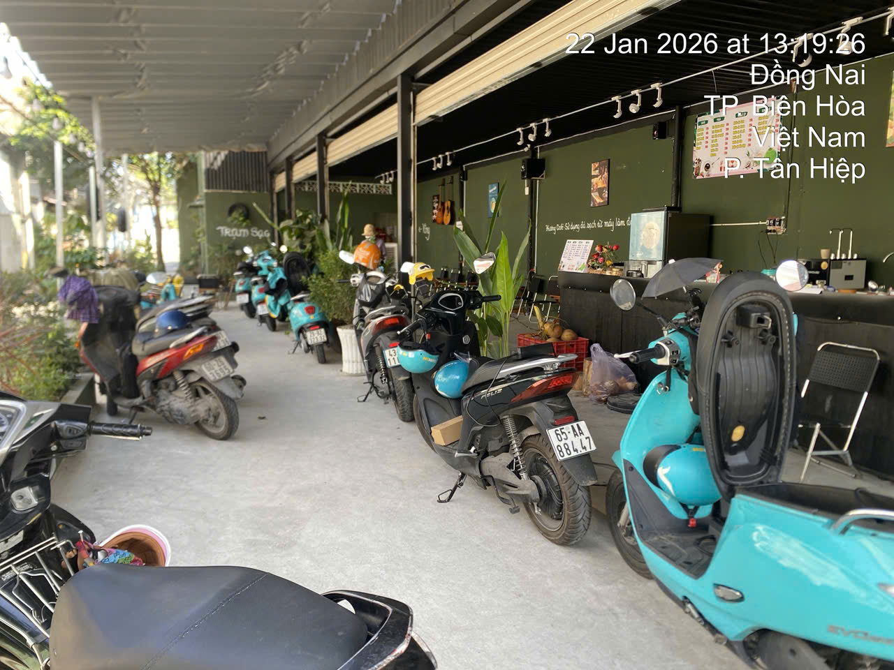 Khu vực để xe và sạc xe máy điện tại Hương Cafe