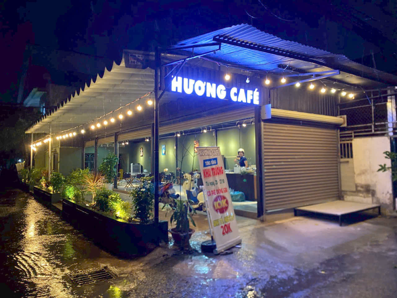 Mặt tiền Hương Cafe buổi tối