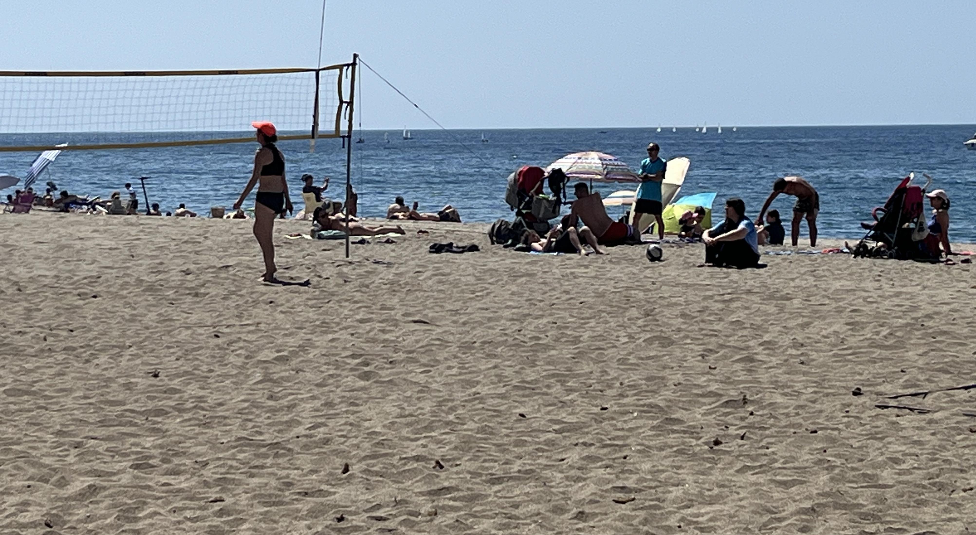 Las playas de Almería llenas de gente y sin socorristas, las duchas sin agua y los aseos cerrados con un olor insoportable