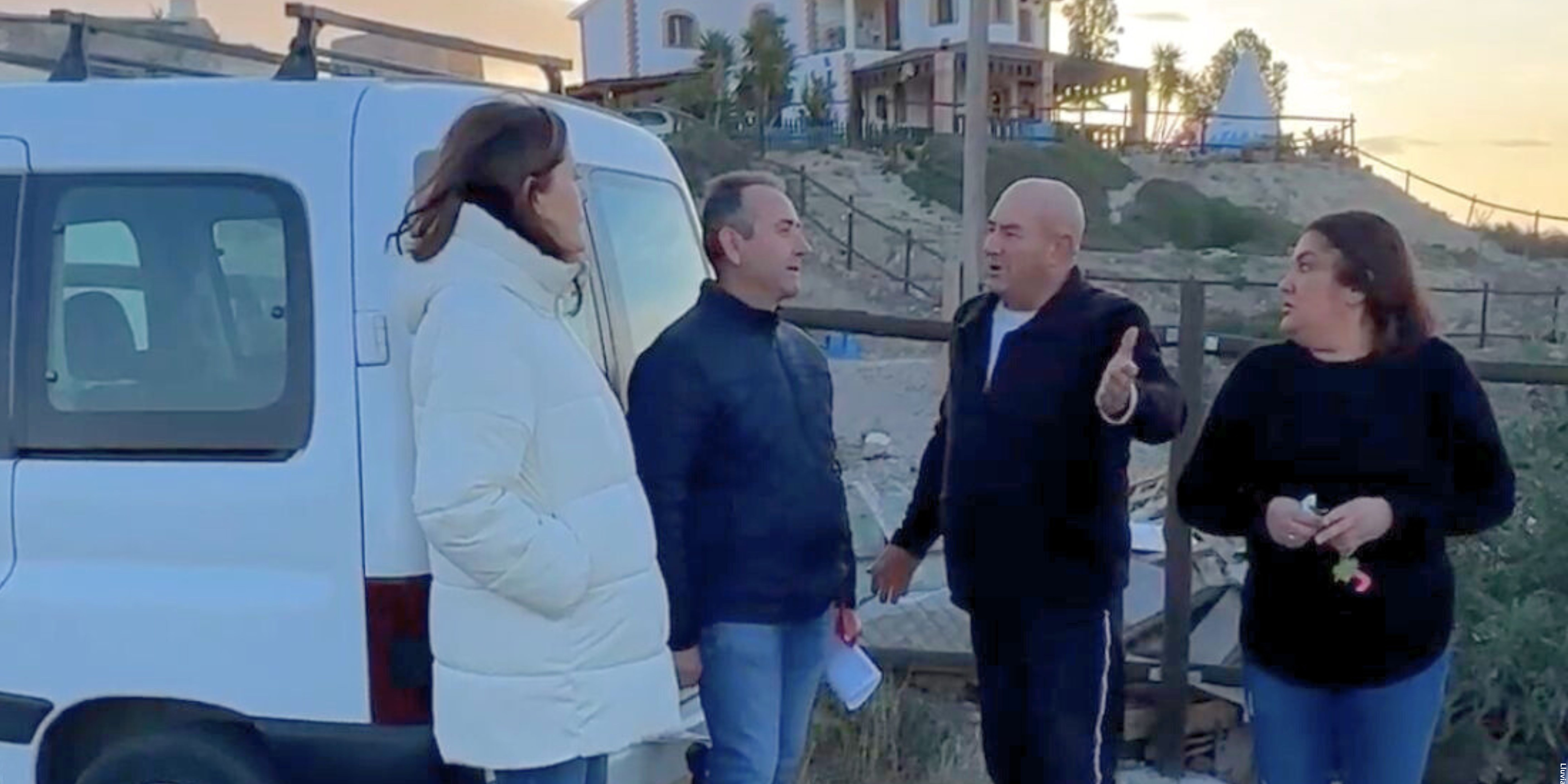El PSOE alerta del peligro del transporte escolar en Cuevas de Los Medina por la curva de la calle Las Eras