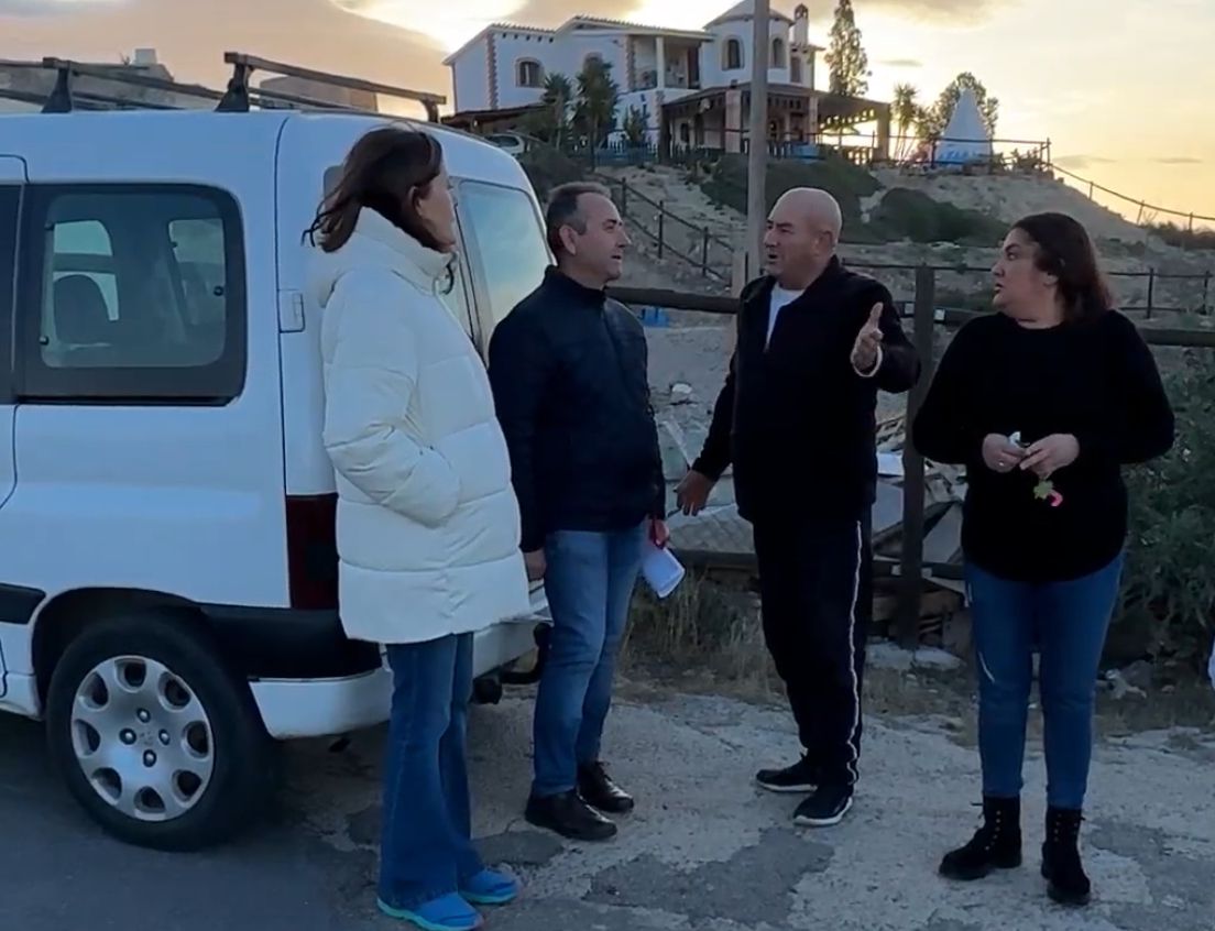 El PSOE alerta del peligro del transporte escolar en Cuevas de Los Medina por la curva de la calle Las Eras