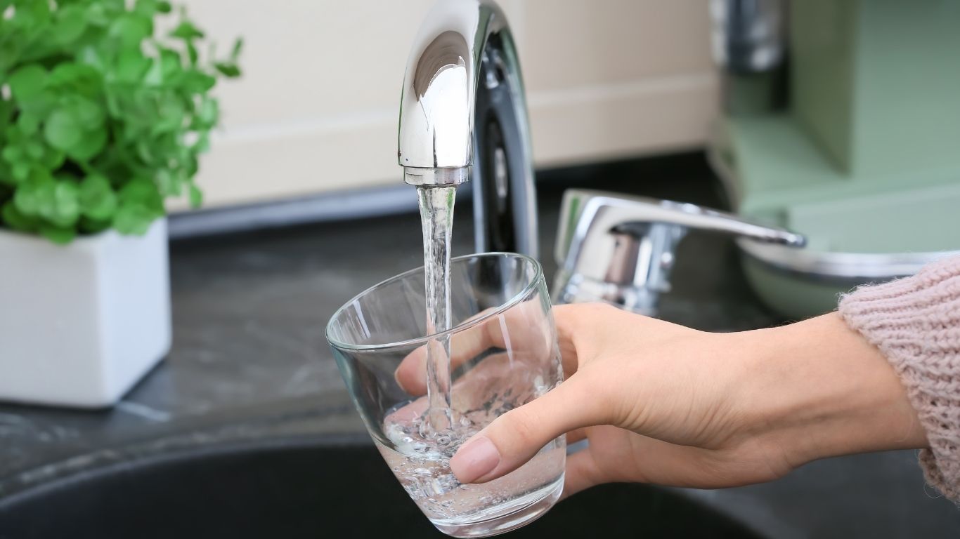 Tras el sablazo del IBI llega el de agua: los almerienses comienzan a pagar el agua un 35 por ciento más cara