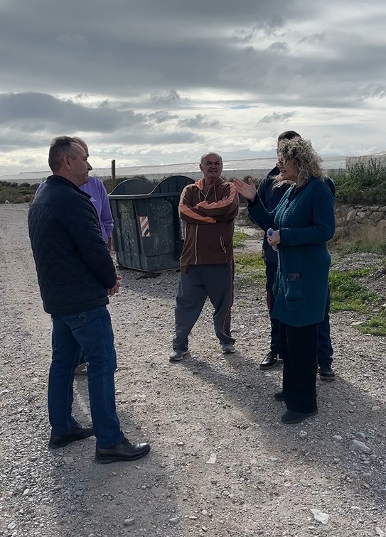 Vecinos de la calle Vela de El Alquián denuncian el pésimo estado del acceso a su viviendas, sin asfalto ni luz