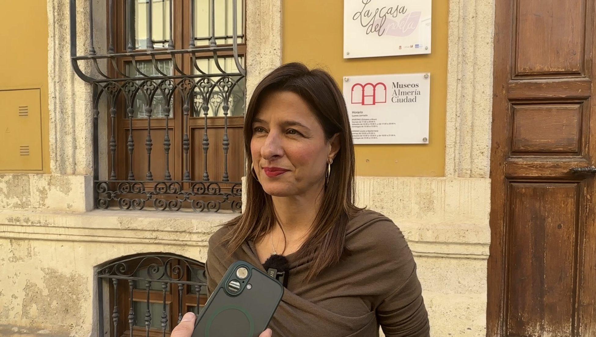 Tres losas y una barandilla rotas mantienen cerrado desde hace tres años el sótano de la Casa Museo del poeta José Ángel Valente