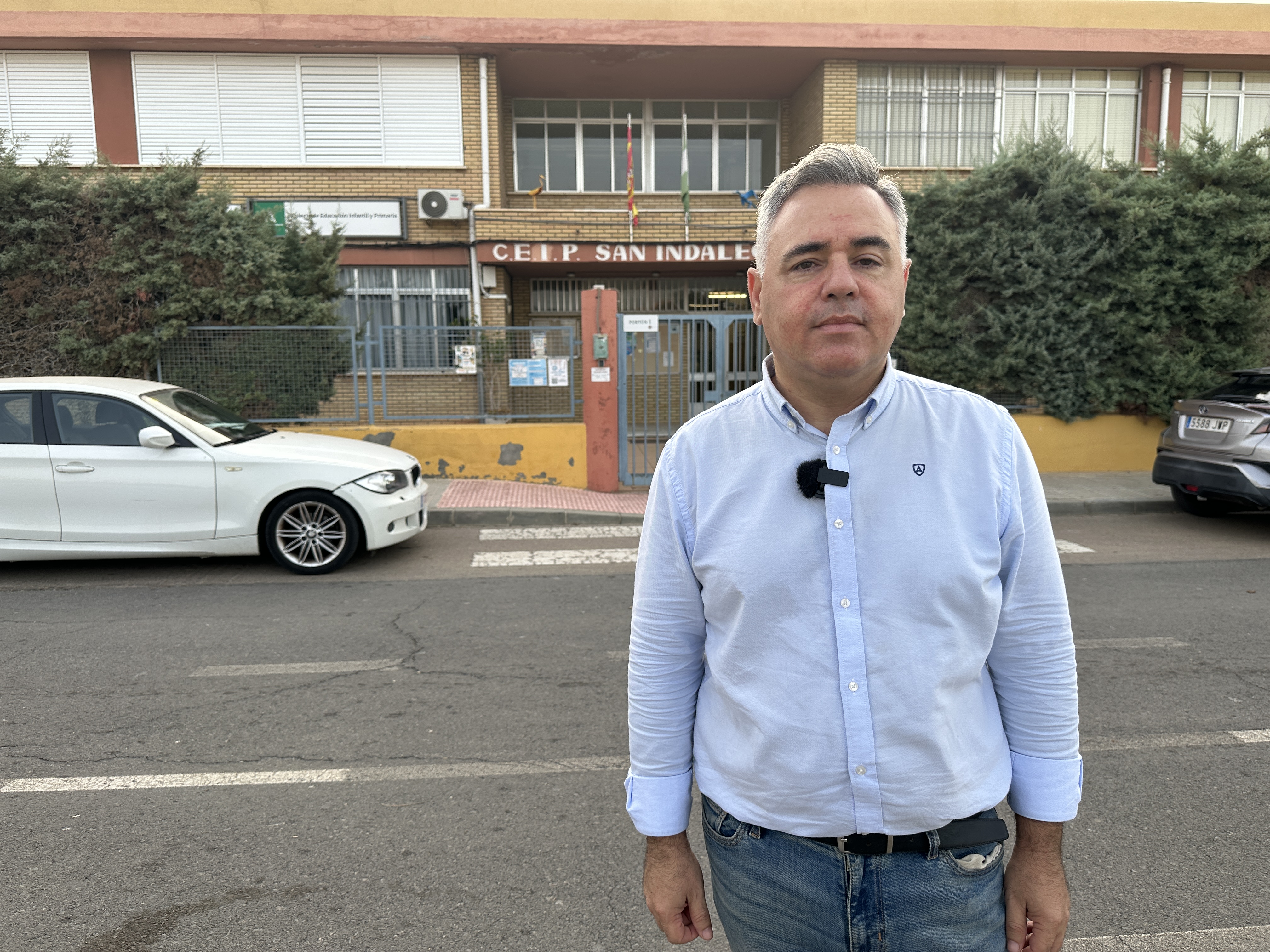 El PSOE acusa al PP de “mirar hacia otro lado” ante posibles pagos por servicios de limpieza no prestados en los colegios de Almería.