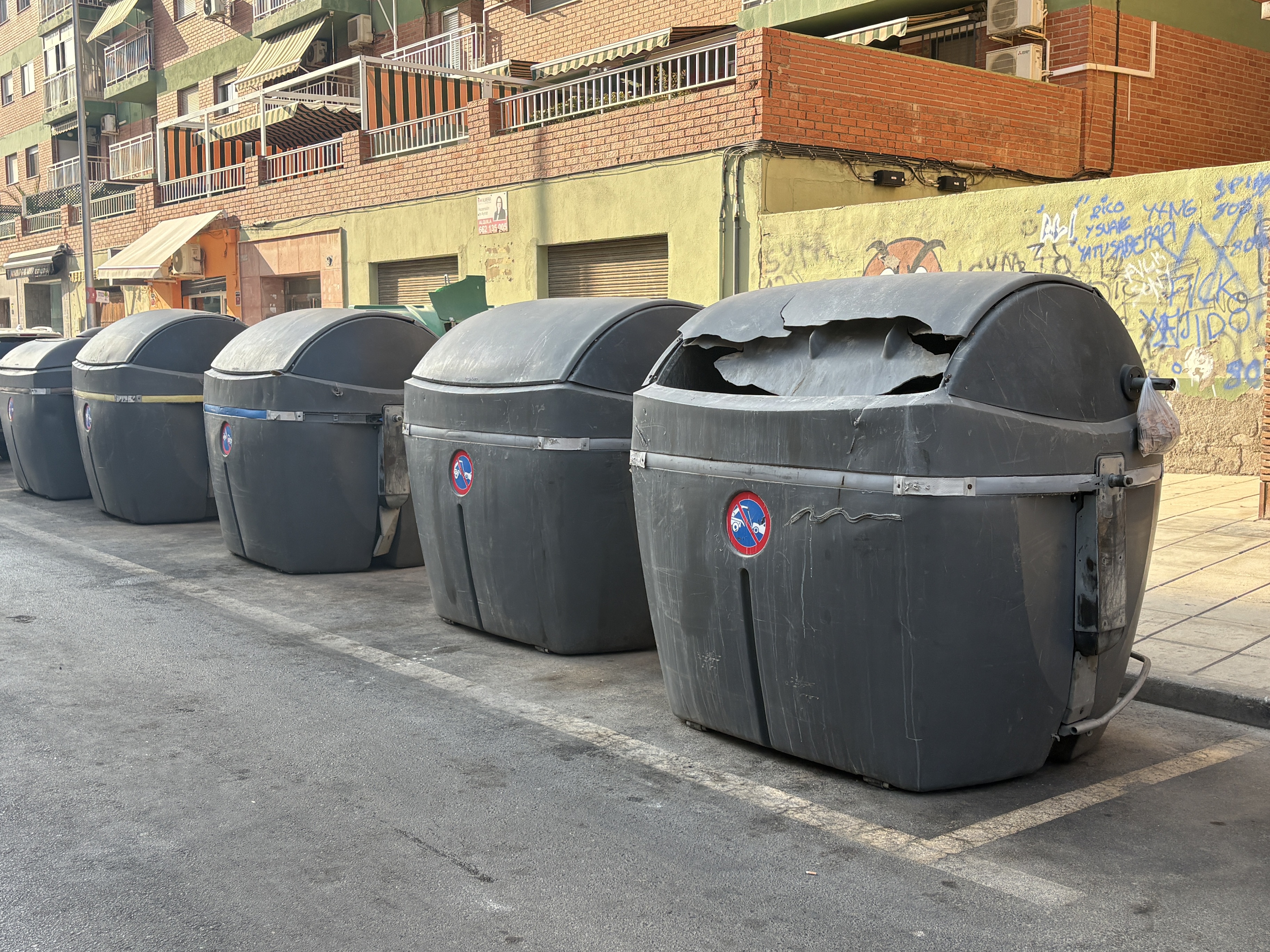 Contenedores infames y subida de la basura: el doble castigo que sufren los almerienses