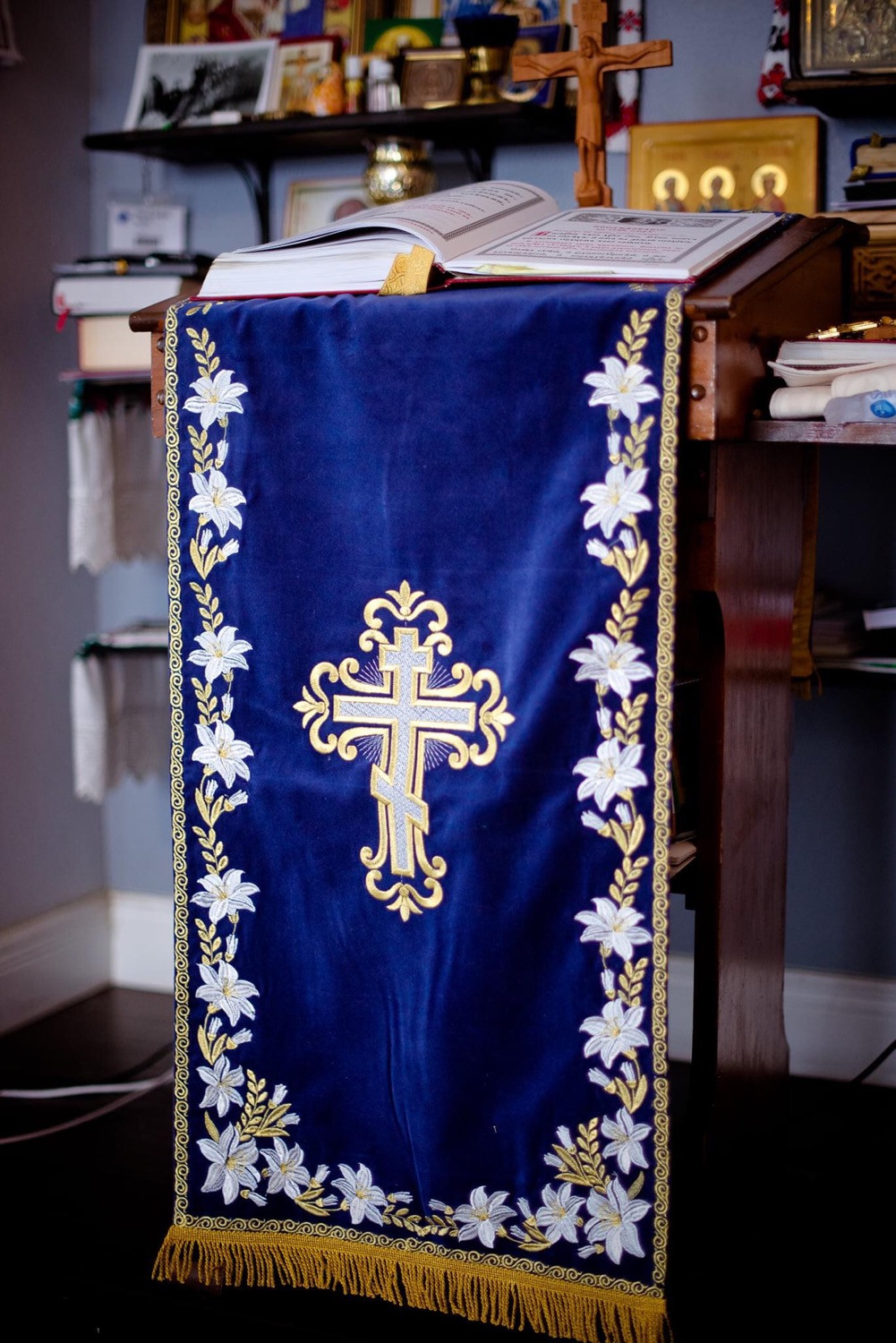 Velvet Cotton Gold Thread Table Cover 17x72