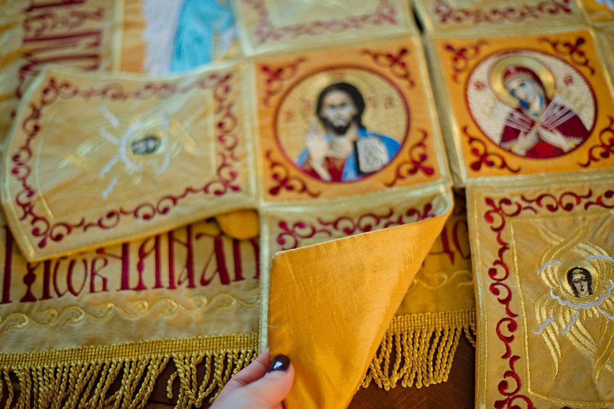 Embroidered Chalice Veils with Iconic Design in Gold Velvet — photo 11