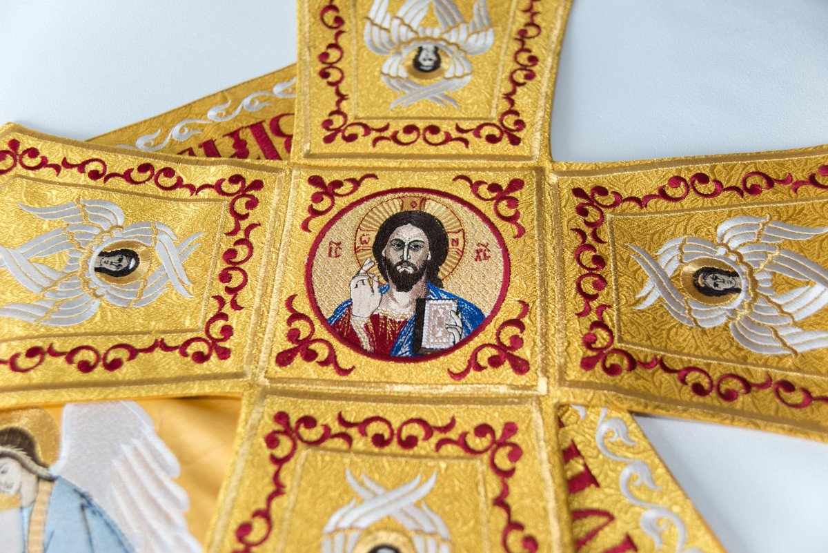 Embroidered Chalice Veils with Iconic Design in Gold Velvet — photo 2