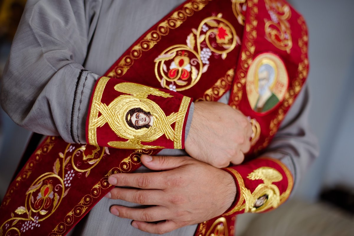 Protodeacon orarion with icons of peter and Paul on it — photo 2