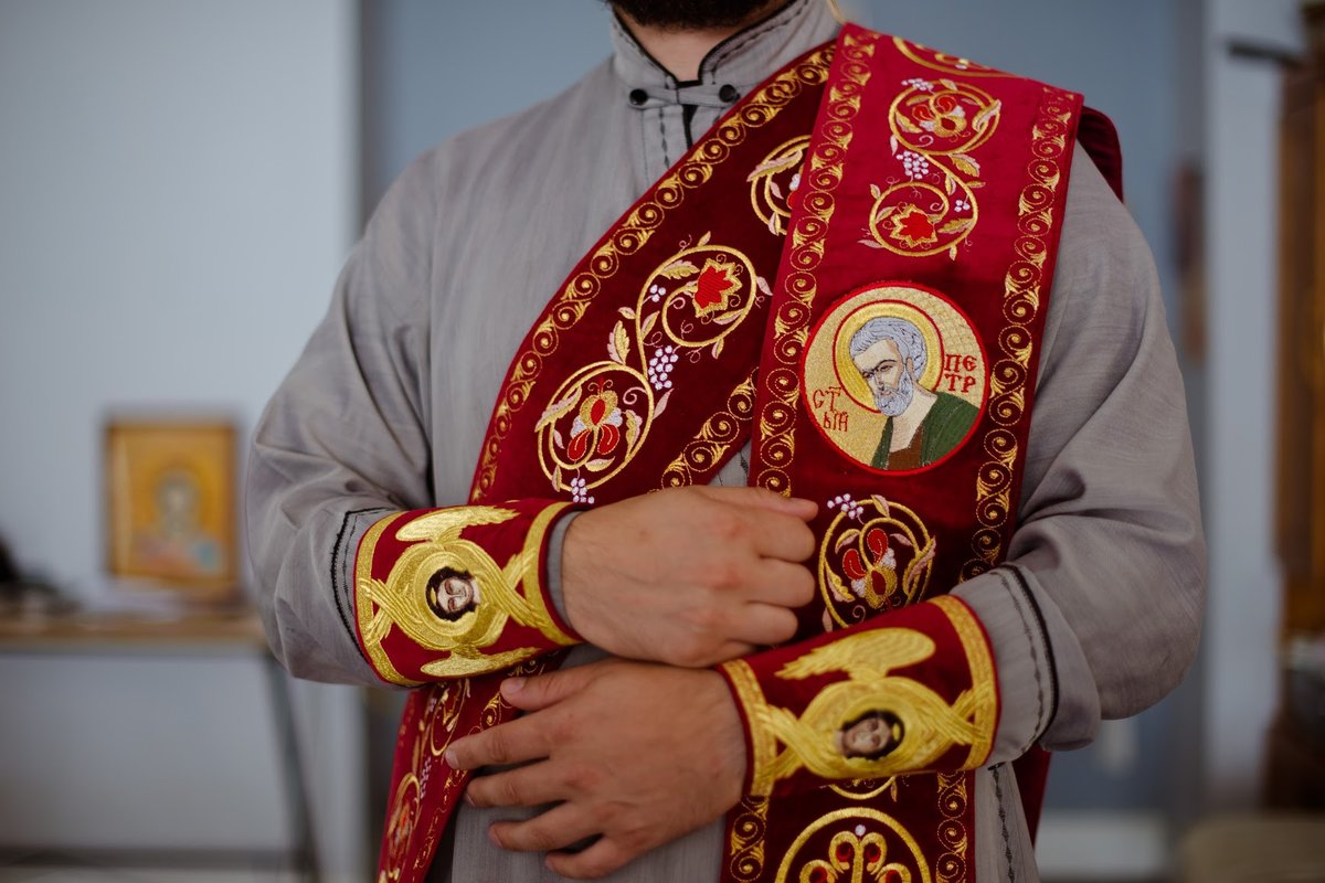 Protodeacon orarion with icons of peter and Paul on it — photo 4