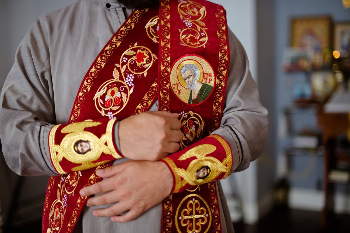 Protodeacon orarion with icons of peter and Paul on it — photo 5