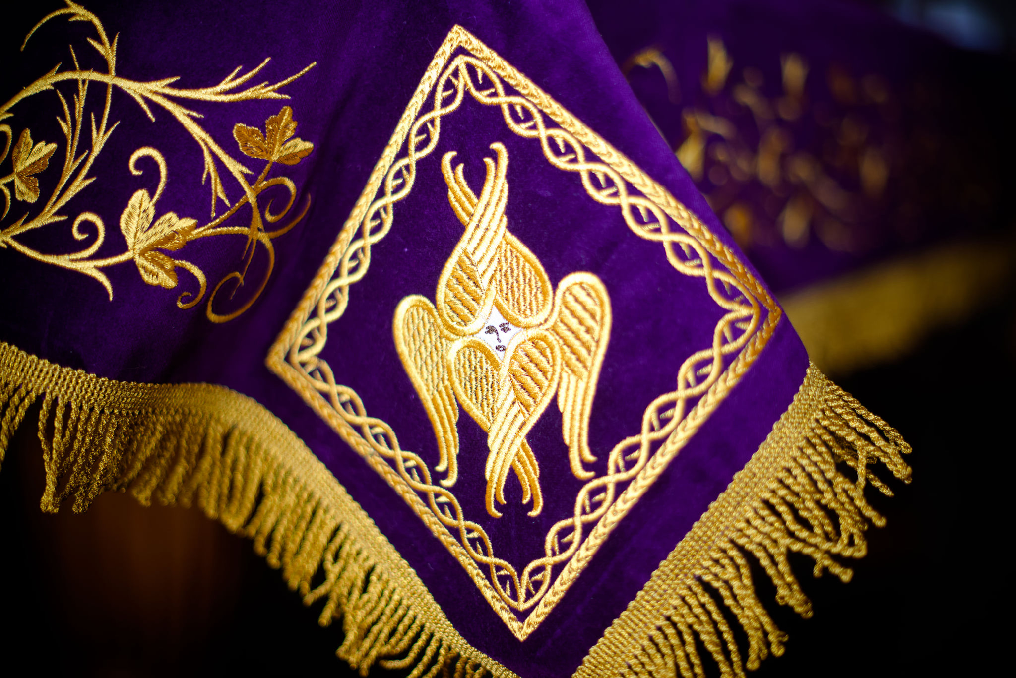 Holy table cover dark purple, with gold embroidery — photo 2