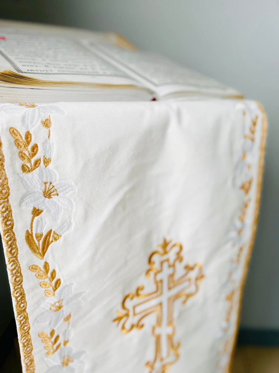 Velvet Lilies Table Runner with Gold Accents 17x72 — photo 2