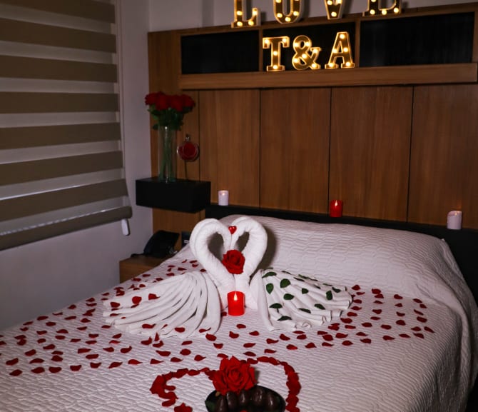 Suite romántica en Madero Hotel con cama decorada con pétalos y velas
