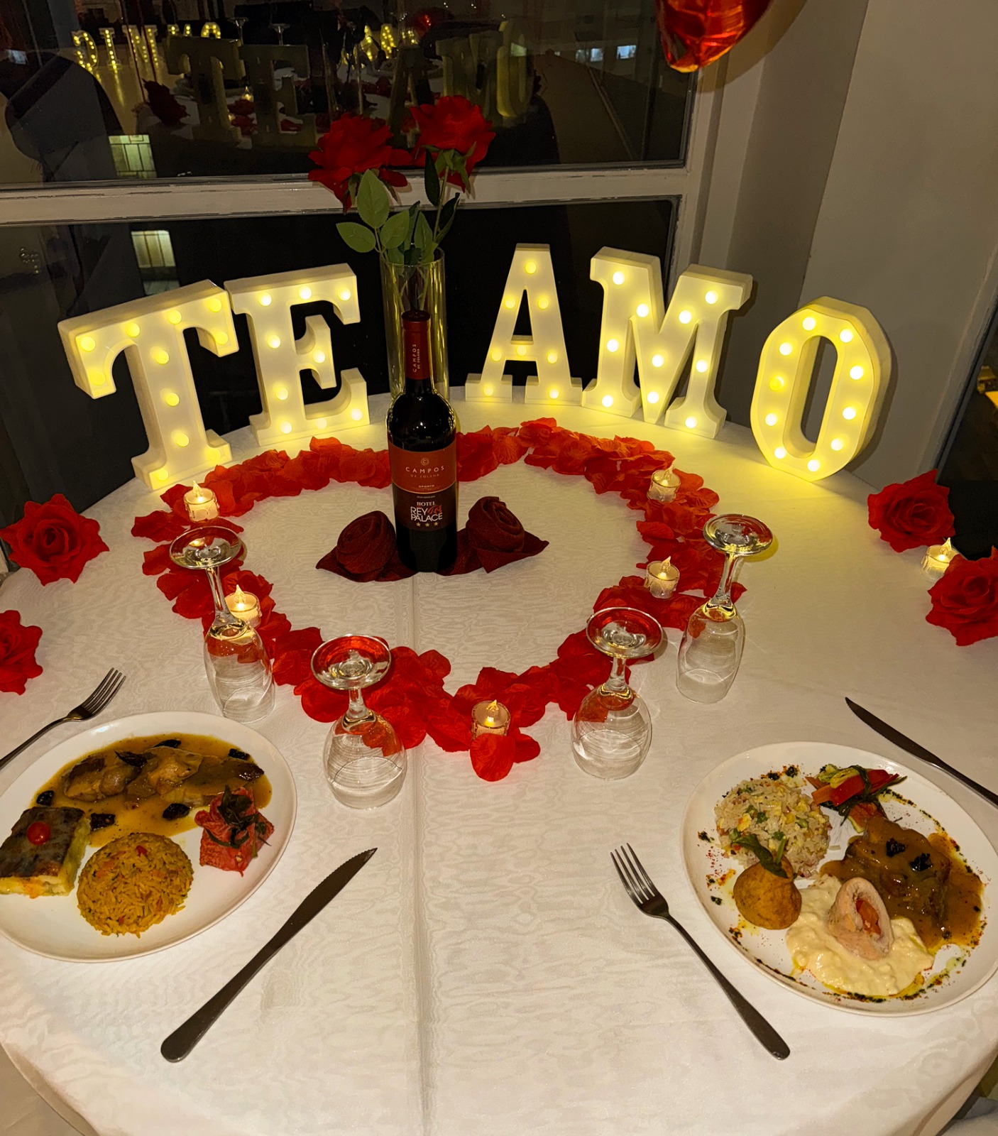 Decoración romántica con pétalos y velas