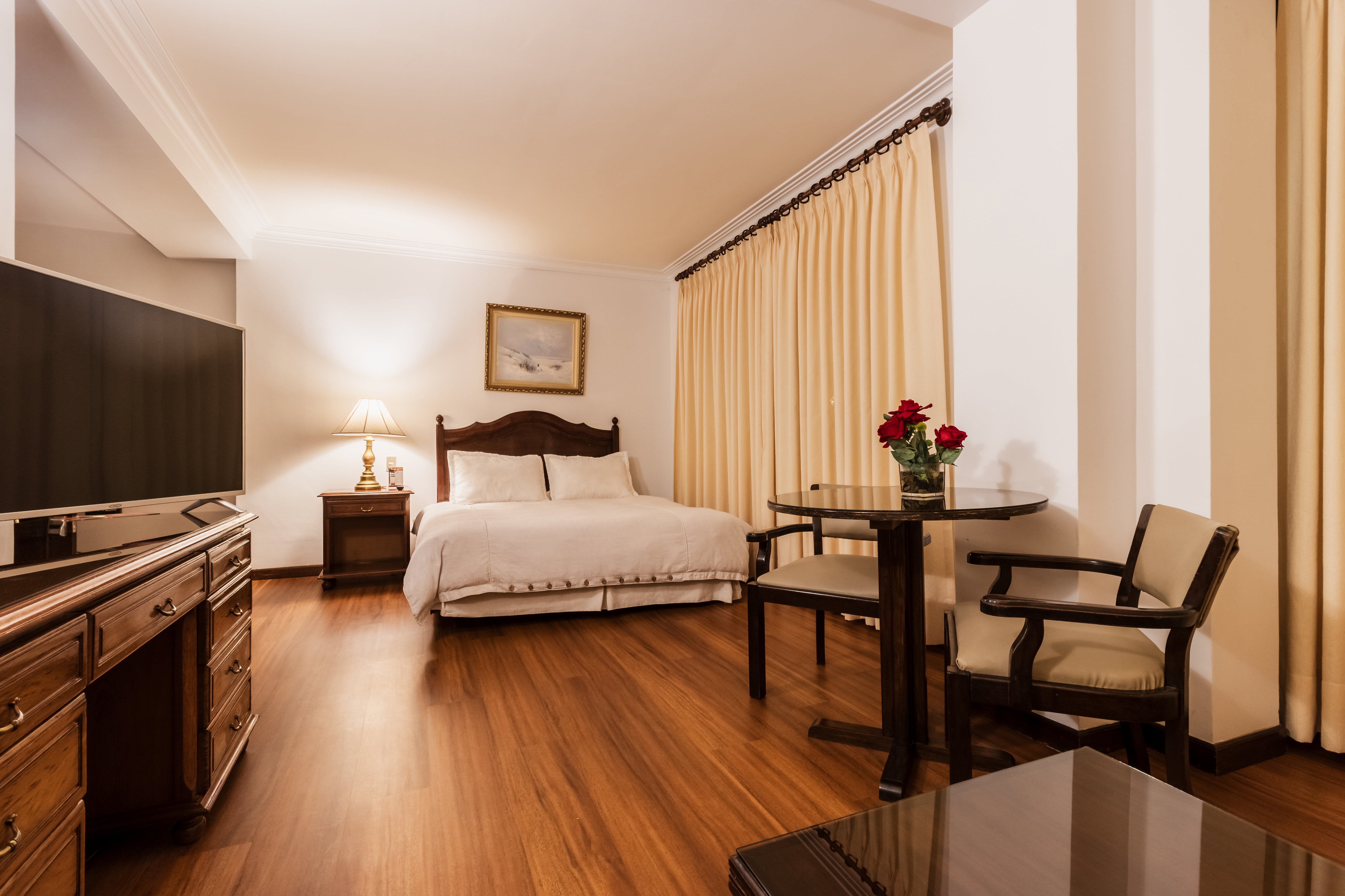 Suite Matrimonial en Hotel Rey Palace - Cama matrimonial y detalles románticos