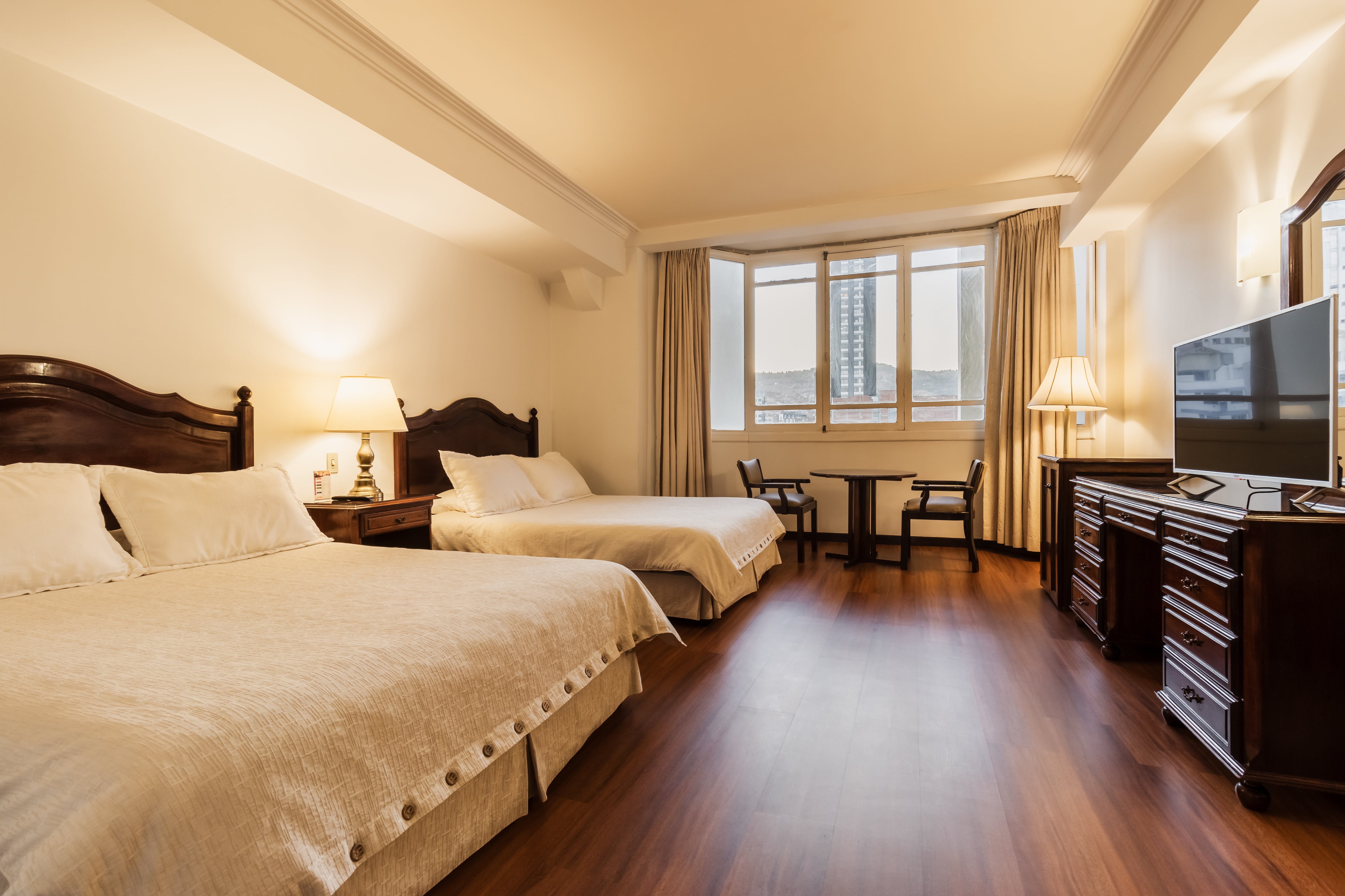 Suite Doble Ejecutiva en Hotel Rey Palace - Habitación de lujo con dos camas