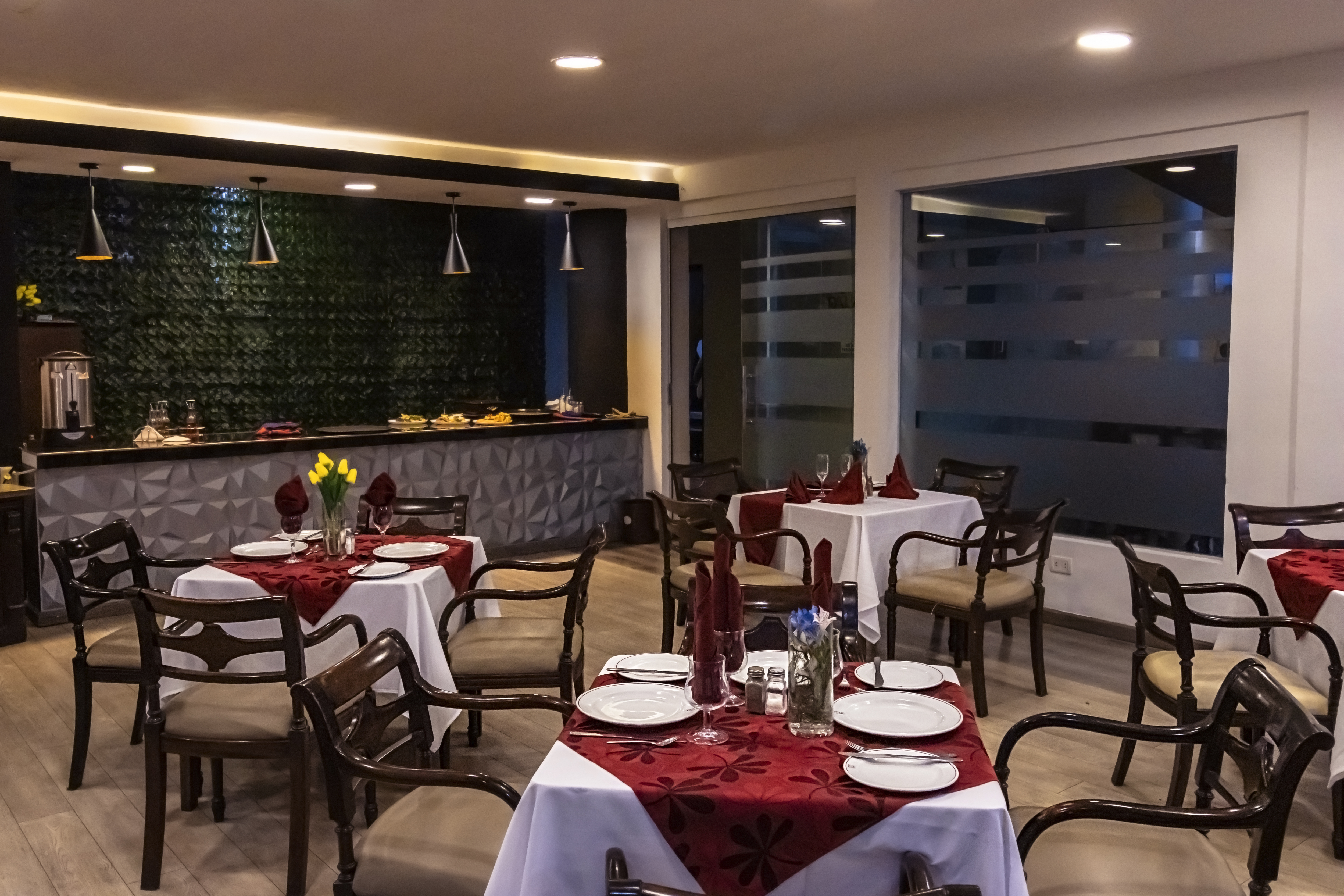 Ambiente elegante del restaurante Gales en Hotel Rey Palace