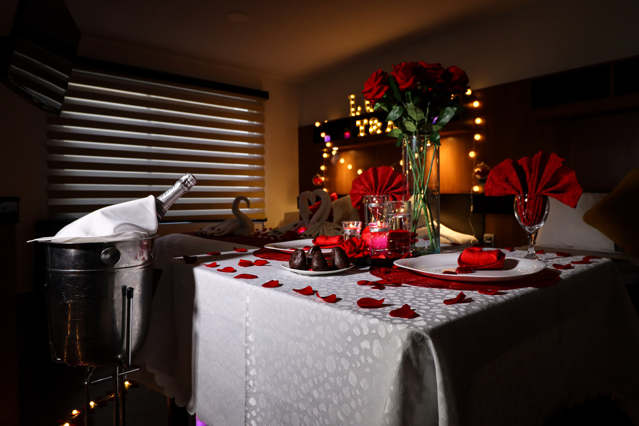 Suite nupcial de lujo en Madero Hotel con cama king size decorada con pétalos de rosas