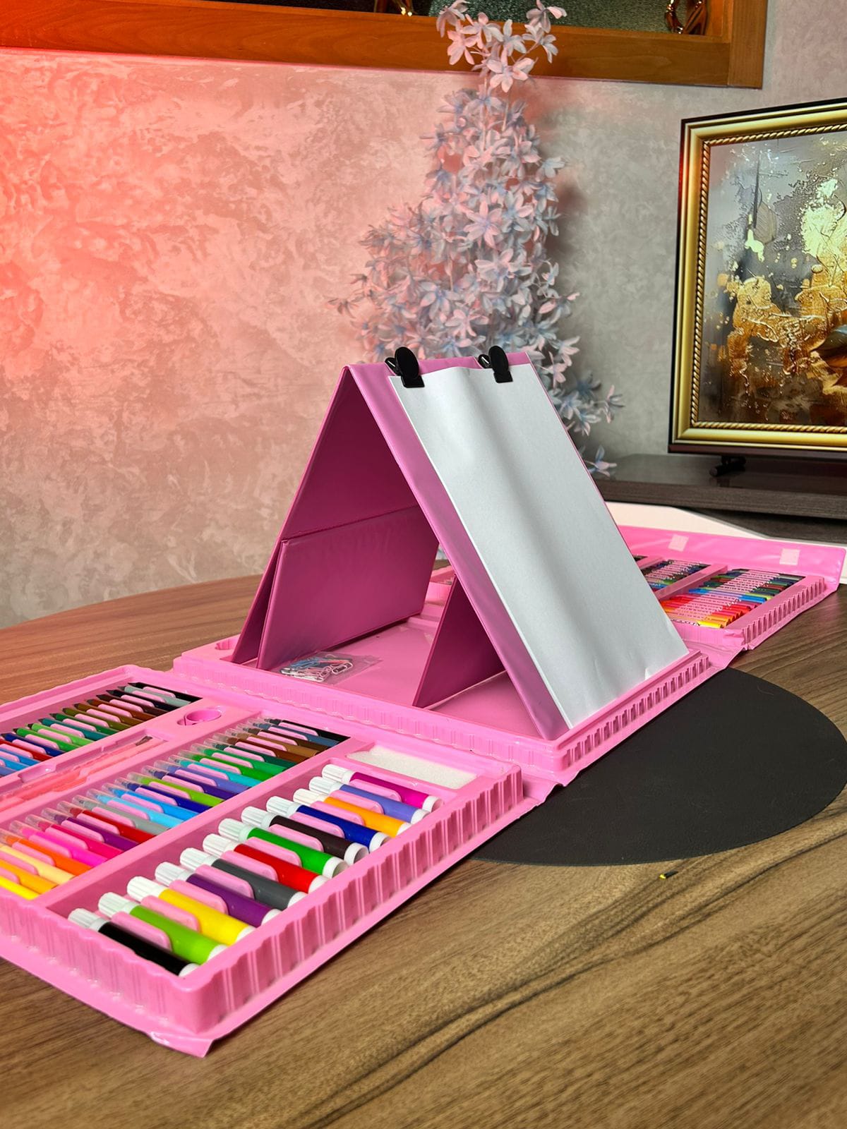 الألوان والأقلام