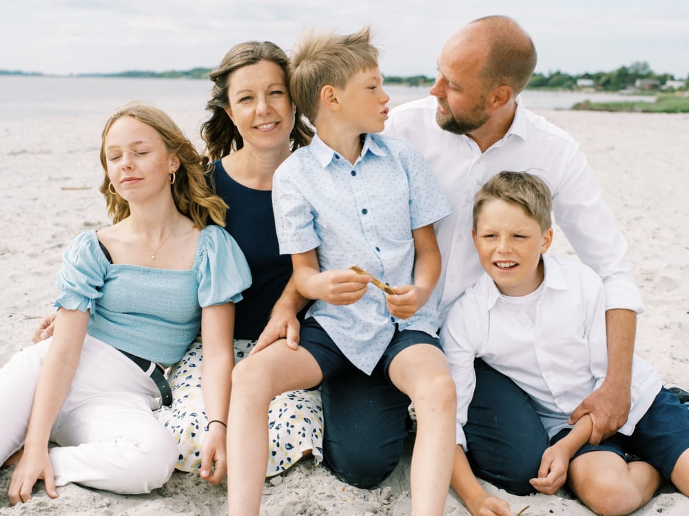 Joakim × Anna — Bröllopsfotograf och familjefotograf i Skåne och på Bjäre — Familjefotografering på stranden, image 22