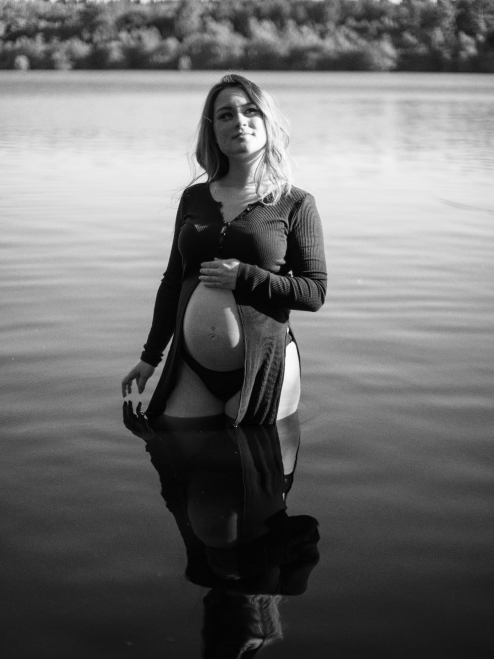 Joakim × Anna — Bröllopsfotograf och familjefotograf i Skåne och på Bjäre — Gravidfotografering i kvälljsljus, image 35