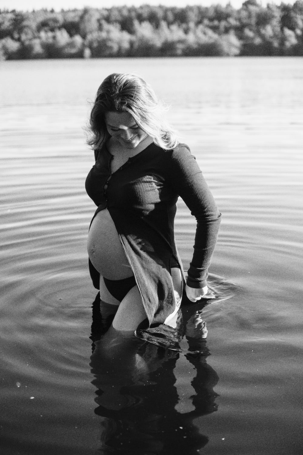 Joakim × Anna — Bröllopsfotograf och familjefotograf i Skåne och på Bjäre — Gravidfotografering i kvälljsljus, image 36