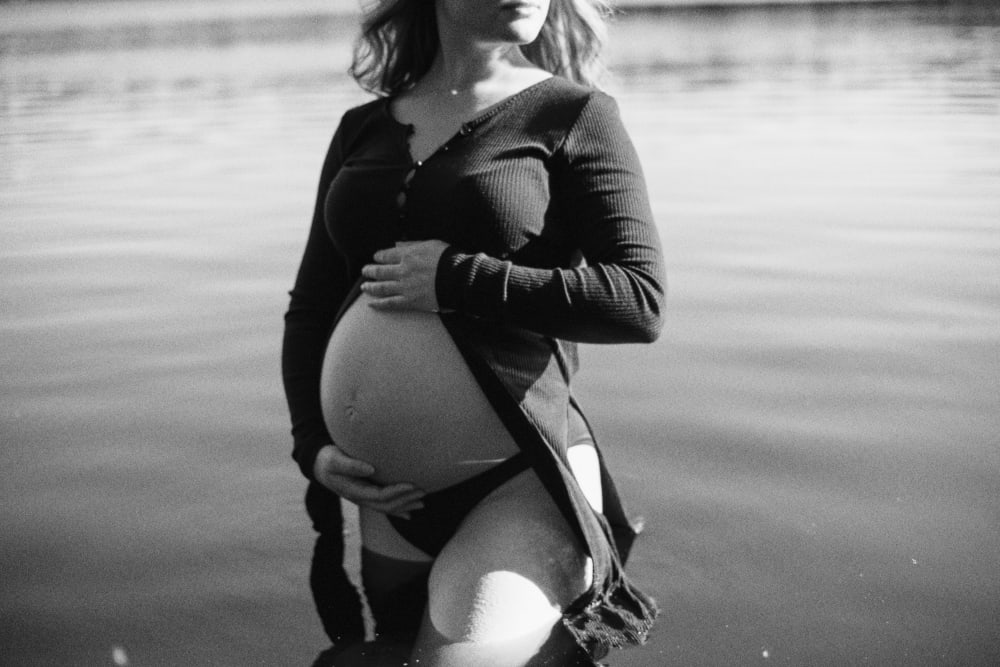 Joakim × Anna — Bröllopsfotograf och familjefotograf i Skåne och på Bjäre — Gravidfotografering i kvälljsljus, image 37