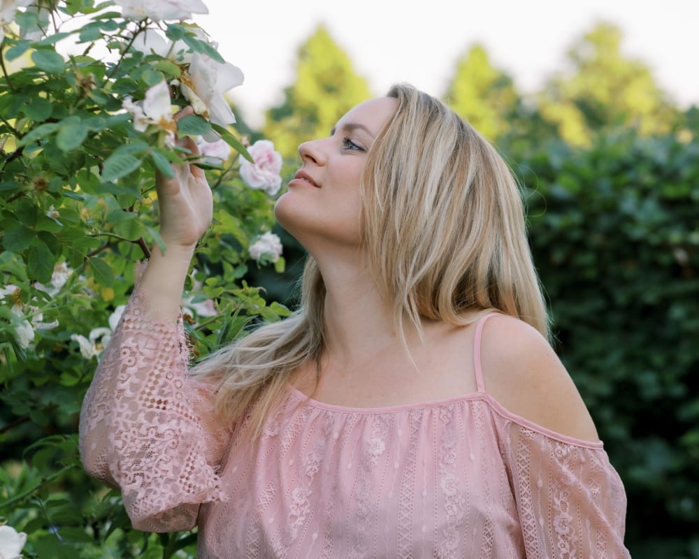 Joakim × Anna — Bröllopsfotograf och familjefotograf i Skåne och på Bjäre — Porträttfotografering i Milleniskogen, image 2