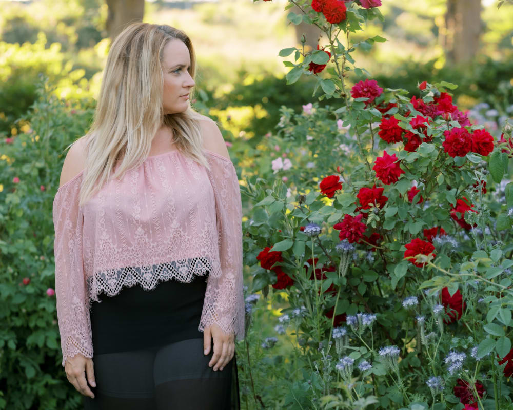 Joakim × Anna — Bröllopsfotograf och familjefotograf i Skåne och på Bjäre — Porträttfotografering i Milleniskogen, image 3