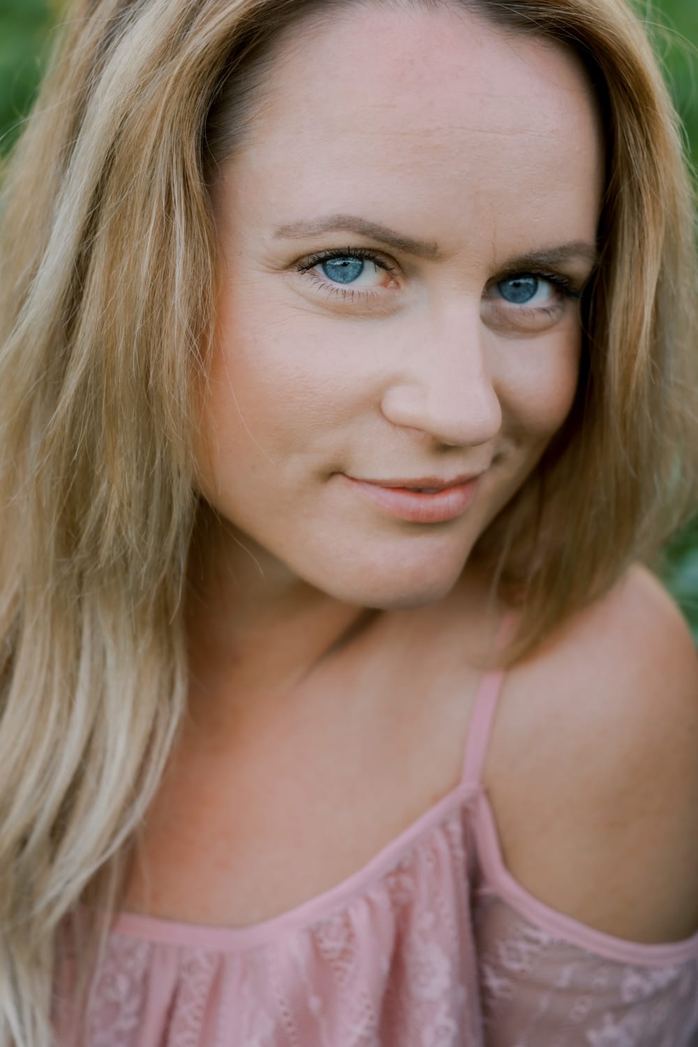 Joakim × Anna — Bröllopsfotograf och familjefotograf i Skåne och på Bjäre — Porträttfotografering i Milleniskogen, image 4