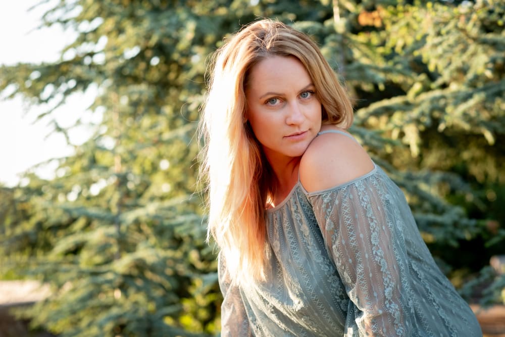 Joakim × Anna — Bröllopsfotograf och familjefotograf i Skåne och på Bjäre — Porträttfotografering i Milleniskogen, image 9