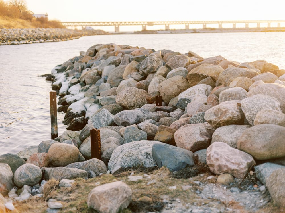 Joakim × Anna — Bröllopsfotograf och familjefotograf i Skåne och på Bjäre — Porträttfotografering vid havet, image 1